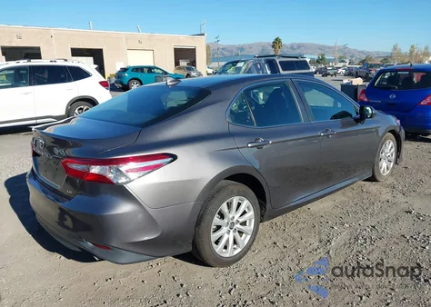 2019 Toyota Camry Le z USA, uszkodzony, nr VIN 4T1B11HK0KU798721